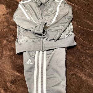Boys Adidas 2 piece jogging suit size 4T